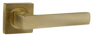425